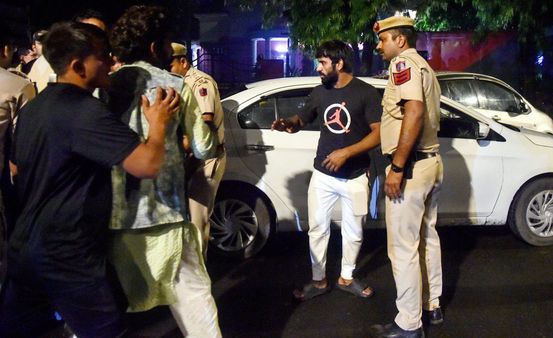 যন্তর মন্তর উত্তপ্ত! দিল্লি পুলিশের সঙ্গে সংঘর্ষ কুস্তিগীরদের, চাঞ্চল্যকর অভিযোগ আনলেন বজরং