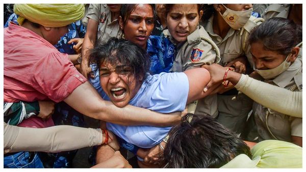 কুস্তিগীরদের ছেড়ে দিন, গ্রেফতার করুন WFI প্রধানকে! দিল্লি পুলিশের আচরণে বিস্ফোরক দিল্লি মহিলা কমিশনের প্রধান