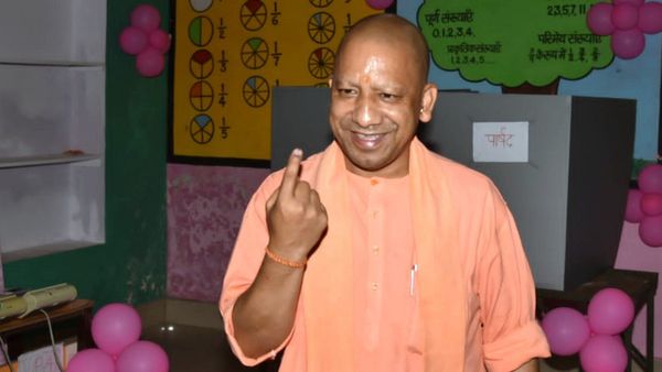 পুর নির্বাচনে নিজের বুথে প্রথম ভোটার মুখ্যমন্ত্রী! ভোট দেওয়াটা অধিকার নয় কর্তব্যও, বললেন যোগী আদিত্যনাথ