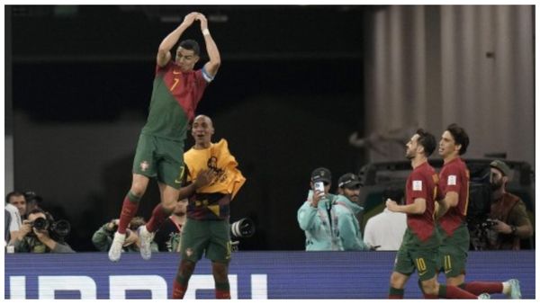 Cristiano Ronaldo: মাঠে ঢুকে রোনাল্ডোকে কোলে তুলে নিলেন ভক্ত, দেখুন ভিডিও