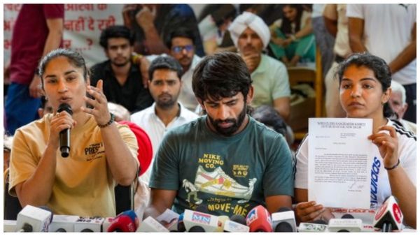 Wrestlers Protest: সাক্ষী-ববিতার বেনজির দ্বন্দ্ব, কুস্তিগীরদের আন্দোলনে লাগল রাজনীতির রঙ