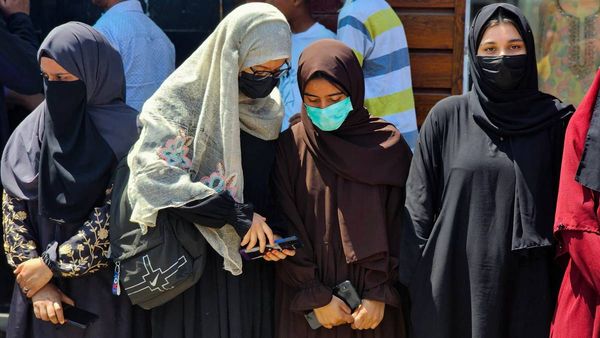 Kashmir: হিজাবের পর এবার আবায়ায় আপত্তি, শ্রীনগরের স্কুলের নির্দেশিকা ঘিরে বিতর্ক