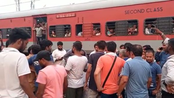 Coalfield Express: হঠাৎ বড় ঝাঁকুনি, ফ্ল্যাশ হতেই দাঁড়িয়ে পড়ল ট্রেন! আতঙ্কে যাত্রীরা