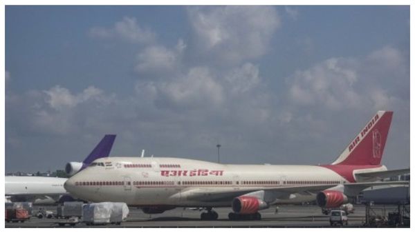 Air India: বিমান ওড়াতে নারাজ পাইলট, ৩ ঘণ্টা বিমানেই আটকে থাকলেন যাত্রীরা