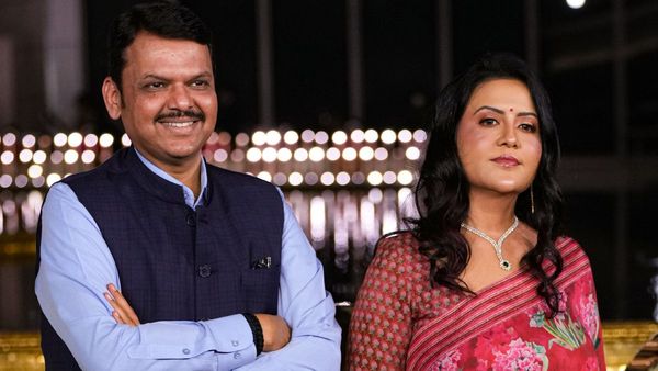 ফড়নবীশের স্ত্রীর বিরুদ্ধে ১০০০ কোটি টাকার জালিয়াতির অভিযোগ বুকির