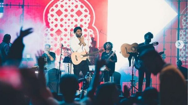 Arijit Singh Net worth: সাধারণ ভাবে ঘুরে বেড়ানো অরিজিৎ সিংয়ের মোট সম্পত্তি কত জানেন?