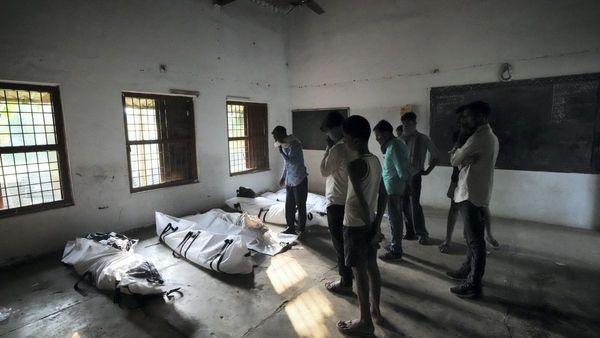 Coromandel Express accident: তাড়া করে বেড়াচ্ছে আতঙ্ক! ভাঙা হচ্ছে বাহানগা বাজার হাইস্কুলের একাংশ