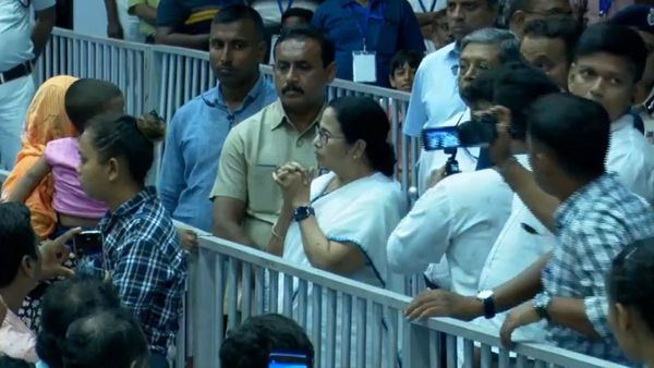 ট্রেন দুর্ঘটনায় সিবিআই নিয়ে বিস্ফোরক মমতা! প্রশ্ন তুললেন পুরসভায় সিবিআই তল্লাশি নিয়েও