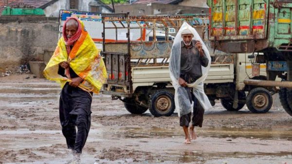 Cyclone Biparjoy: বিপর্যয় শক্তি হারানোর মুখে, বড় ক্ষয়ক্ষতি এড়ানো যাবে? ট্রেন পরিষেবায় ব্যাপক প্রভাব