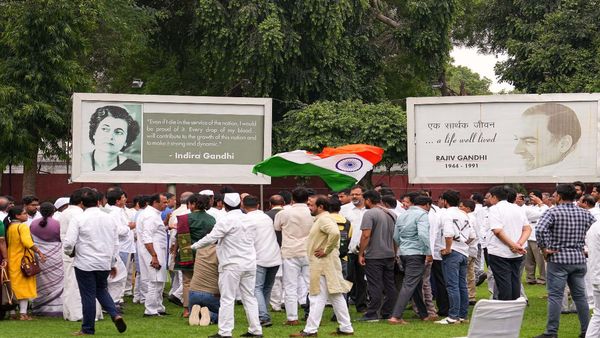 কংগ্রেসে যোগ দেবেন কেসিআরের দলের ৩৫ নেতা! তেলেঙ্গানা নির্বাচনের আগেই ধামাকা