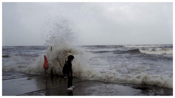 Cyclone Biparjoy: ঘূর্ণিঝড় বিপর্যয়-এ গুজরাতে ব্যাপক ক্ষতির আশঙ্কা! বহু ট্রেন বাতিল, প্রস্তুতি কেন্দ্রের