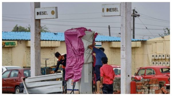 Cyclone Biparjoy: গুজরাতে বিপর্যয়ের ধাক্কায় লণ্ডভণ্ড গুজরাত উপকূল, করাচির দিকে এগোচ্ছে ঘূর্ণিঝড়