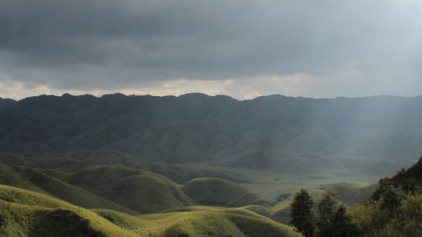 পাহাড়ে থিকথিকে ভিড়, বেড়িয়ে আসুন অফবিট জুকু ভ্যালি থেকে