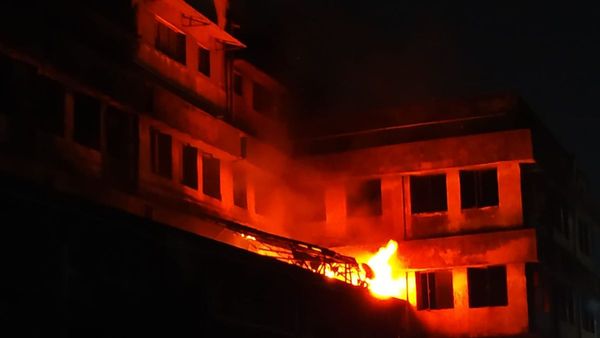 Kolkata Fire: জগৎ সিনেমার পাশের মার্কেট কমপ্লেক্সে বিধ্বংসী আগুন, ঘটনাস্থলে ১০ টি ইঞ্জিন