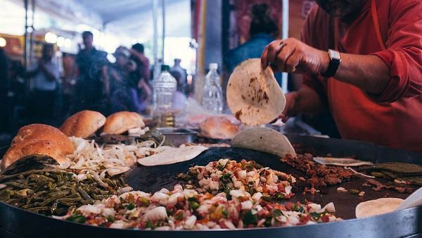 Kolkata Street Food: Corn Dog-এ কামড় দিয়েছেন কখনও? কলকাতাতেই এবার খাস কোরিয়ার স্বাদ