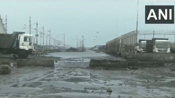 Cyclone Biparjoy Landfall: বিপর্যয়ের ভয়ঙ্কর তাণ্ডব শুরু! বড়সড় বিপদ এড়াল ইন্ডিগোর বিমান