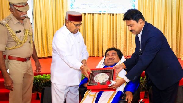 কর্নাটকে অনন্য বাঙালি সম্মানে ভূষিত সাই কৌস্তুভ দাশগুপ্ত, পুরস্কৃত করলেন রাজ্যপাল