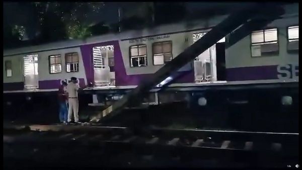 বালেশ্বর দুর্ঘটনার পর লাইনচ্যুত মেদিনীপুর হাওড়া লোকাল, খড়গপুরে আতঙ্কে যাত্রীরা