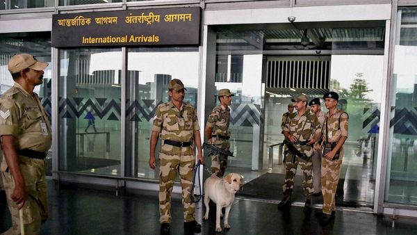 কলকাতা বিমানবন্দরে বোমাতঙ্ক, লন্ডনগামী বিমানের সমস্ত যাত্রীকে নামিয়ে চলল তল্লাশি