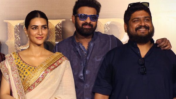 তিরুপতিতে দাঁড়িয়ে ওম রাউত চুম্বন করলেন কৃতিকে, বিতর্কের মুখে আদিপুরুষের পরিচালক