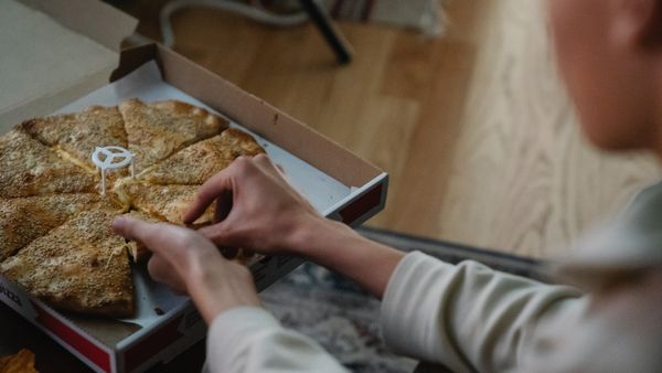 Late Night Snacks: মাঝরাতে খিদে পেলেই খাচ্ছেন এই স্ন্যাকসগুলি, অজান্তেই করছেন না তো শরীরের ক্ষতি!