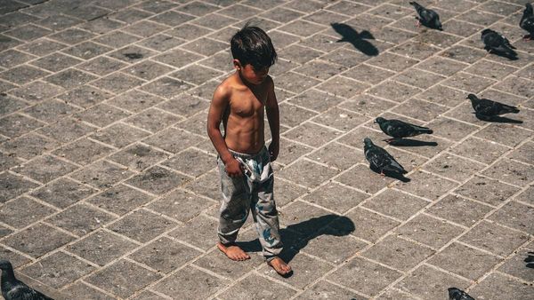 জুতো পরা নিষিদ্ধ, খালি পায়ে চলেন গ্রামের সবাই! এই রীতি চলে আসছে ৩০০ বছর