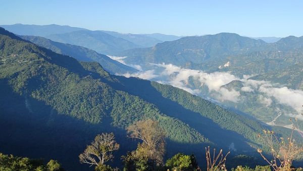 Travel: মহলদিরাম, পাহাড়-জঙ্গলের সহাবস্থানে ঝিরঝিরে বৃষ্টি গায়ে মেখে বেড়িয়ে আসুন