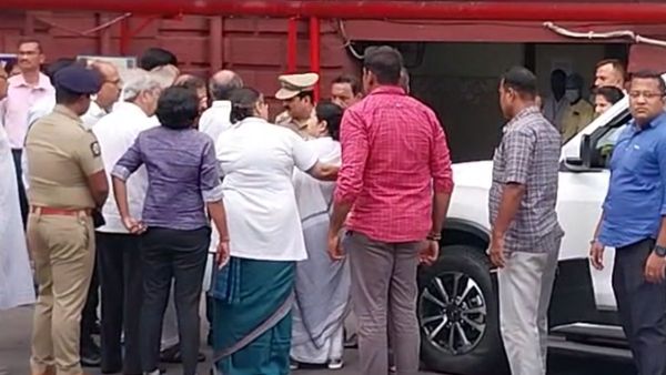 বাঁ হাঁটু এবং হিপ জয়েন্টের লিগামেন্টে চোট! ভর্তির পরামর্শ না মেনেই কালীঘাটে ফিরলেন মমতা