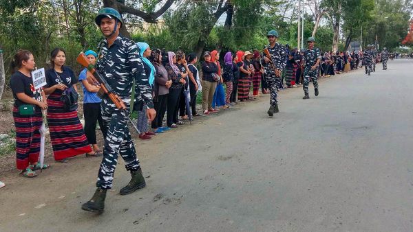 Manipur Violence: ইম্ফলে অ্যাম্বুল্যান্স ভস্মীভূত! জাতপাতের আগুনে মা, আহত শিশু-সহ তিনজনের মৃত্যু