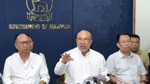 Manipur Violence: পদত্যাগ পত্র ছিঁড়ে বিক্ষোভ, ইস্তফার সিদ্ধান্ত থেকে পিছু হটলেন বীরেন সিং