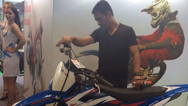Dhoni' Love For Bike: ধোনির বাইকের কালেকশন চমকপ্রদ! কাকে পিছনে বসিয়ে গতির ঝড় তুললেন মাহি?