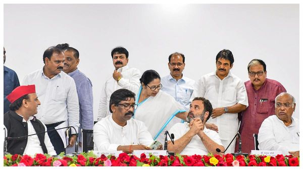 Opposition Meet: কার সঙ্গে কার সেটিং, বলছে ছবি! তৃণমূলের সঙ্গে Cpim-Cong-কে নিশানা শুভেন্দুর