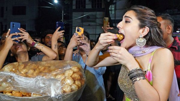 Viral street food: ফুচকায় কামড় দিলেই মুখে পড়বে বাগদা চিংড়ি বা ভেটকির টুকরো, কলকাতার কোথায় সেই দোকান?