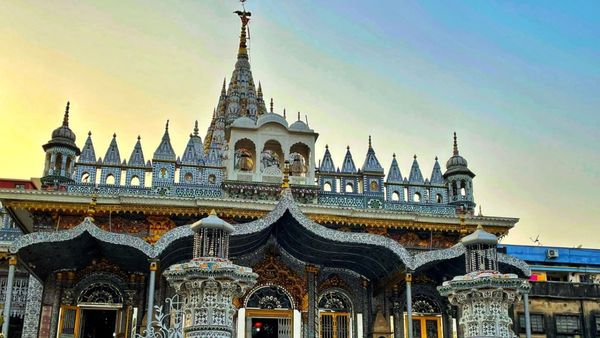 Travel:জানেন কি কলকাতাতেই রয়েছে পরেশনাথের মন্দির, সপ্তাহান্তের ছুটিতে দেখে আসুন এই মিনি রাজস্থান