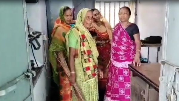 Power Cut: তাপপ্রবাহের তীব্র দহনে ৩৬ ঘণ্টা বিদ্যুৎহীন, রাগে-ক্ষোভে-ধৈর্য হারিয়ে কী করলেন বাসিন্দারা?