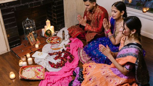 Vastu Tips: পুজোর সময়ে কোন কোন জিনিস মাটিতে রাখবেন না, ক্রুদ্ধ হন দেবতারা