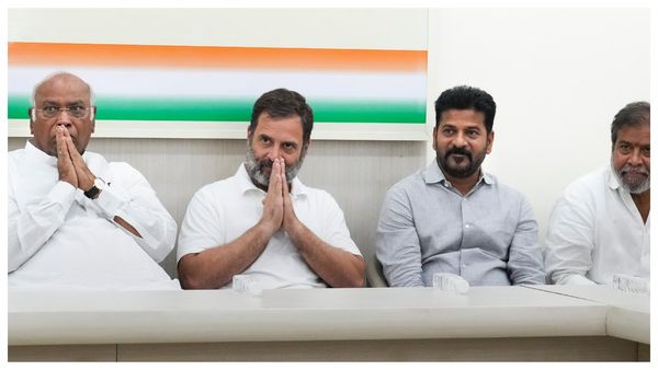 KCR Party Breaks: বিধানসভা নির্বাচনের আগে বড় ধাক্কা! কেসিআরের দল ভেঙে প্রাক্তন মন্ত্রী-বিধায়করা কংগ্রেসে