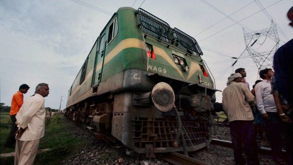 Fire In Train: যত কাণ্ড ওডিশাতেই! Durg Puri Express-এ অগ্নিকাণ্ডের ঘটনায় আতঙ্ক