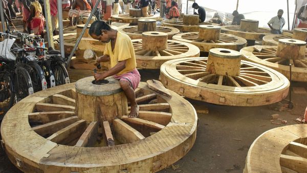 Rath Yatra 2023: পুরীর রথ বংশপরম্পরায় সাজিয়ে আসছেন তাঁরা, জেনে নিন কোথায় থাকে সেই পরিবার