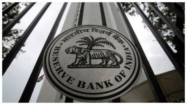 RBI Penalty: তিনটি বড় ব্যাঙ্ককে জরিমানা আরবিআই-এর! আপনারটিও কি রয়েছে তালিকায়