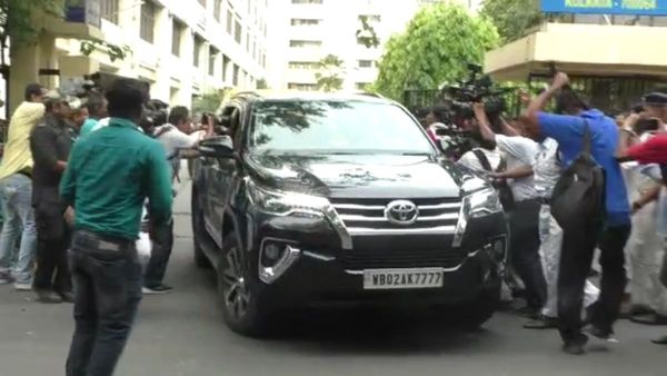 অভিষেক-পত্নী রুজিরা কালো গাড়িতে ইডি দফতরে, মালিকানা সম্পর্কে জানুন চাঞ্চল্যকর তথ্য