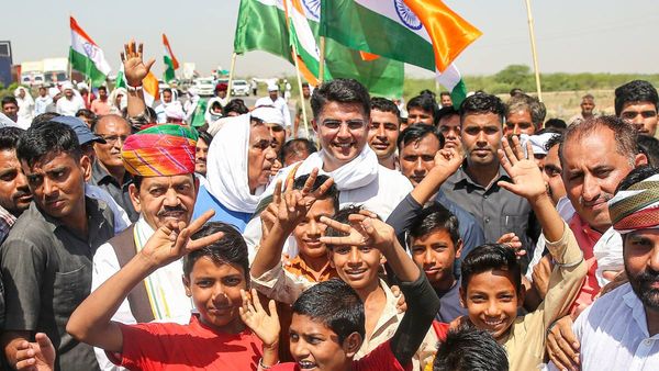 Rajasthan: গেহলটে অসন্তুষ্ট হাইকমান্ড, বিক্ষোভ দমনে কী শেষে পাইলটকেই বেছে নেবেন খাড়গে