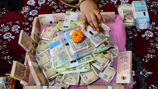 Small Savings Schemes: স্বল্প সঞ্চয়ে কাল থেকেই বাড়ছে সুদের হার, কোথায় টাকা রাখলে হবেন লাভবান?
