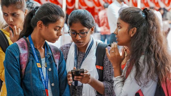 WB College admission 2023: চার বছরের স্নাতক, নতুন সেশনে কলেজে ভর্তি কীভাবে জেনে নিন বিশদে