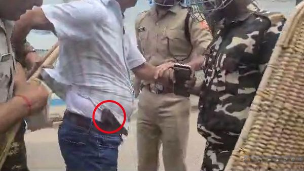 West Bengal Panchayat Election 2023: তৃণমূল অঞ্চল সভাপতির কোমরে বন্দুক! ভয়ঙ্কর ছবি বাংলায়