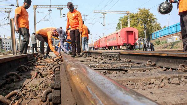 Jnanenswari Express: ভয়াবহ দুর্ঘটনার ১৩ বছর পার! এখনও ১৭ যাত্রীকে খুঁজে বের করার লড়াই জারি