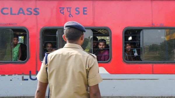 Railway Rules: ট্রেনে ভ্রমণের সময় ভুল করেও কয়েকটি কাজ করা যাবে না! অন্যথায় জেল কিংবা জরিমানা