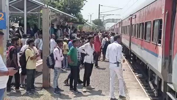 সেকেন্দ্রাবাদ-আগরতলা এক্সপ্রেসে ধোঁয়ায় আতঙ্ক, থামানো হল ট্রেন! উত্তর প্রদেশে আগুনে গাড়ি থেকে লাফ যাত্রীদের