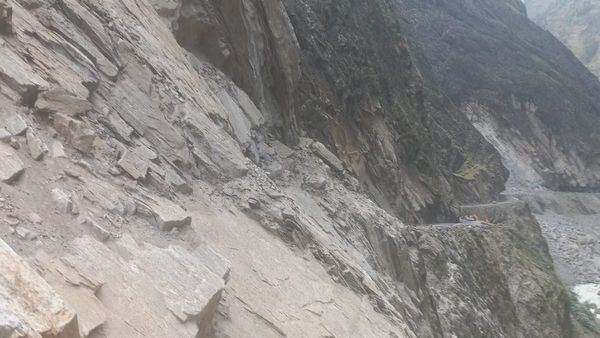 Uttarakhand: বড় বড় পাথরের চাঁই গড়িয়ে পড়ছে রাস্তায়, উত্তরাখণ্ডে ভয়ঙ্কর বিপর্যয়