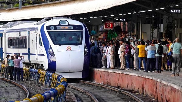 আট ঘণ্টায় পৌঁছে দেবে গোয়া, চাকা গড়াল নতুন বন্দে ভারত এক্সপ্রেসের, জেনে নিন সময়সূচি-ভাড়া